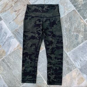 Lululemon camo 21” cropped Wunder Under leggings